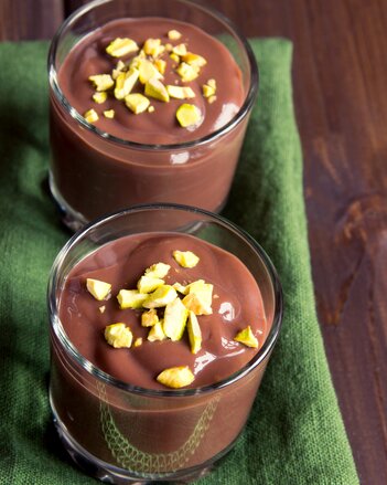 Auf dem Foto sind zwei Gläser auf einem grünem Tuch zu sehen. Die Gläser sind mit Pralinencreme gefüllt. | © SONNENTOR