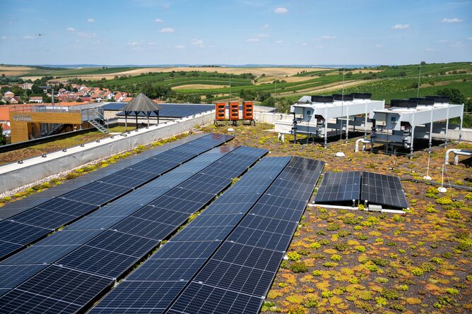 Fotovoltaické panely a včelí úly na střeše budovy Solis. | © SONNENTOR